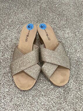 Bandolino Gamma Gold Glitter Wedge Slide Sandals Size 6.5 NWT